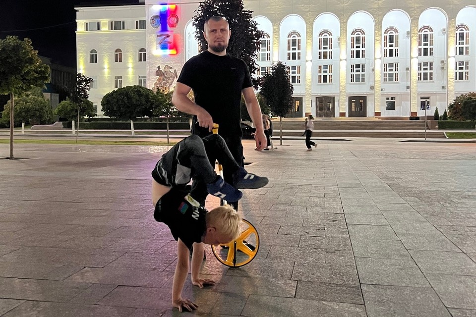    Ратмира на протяжении четырех лет устанавливал рекорд по ходьбе на руках. Фото: Книга рекордов России