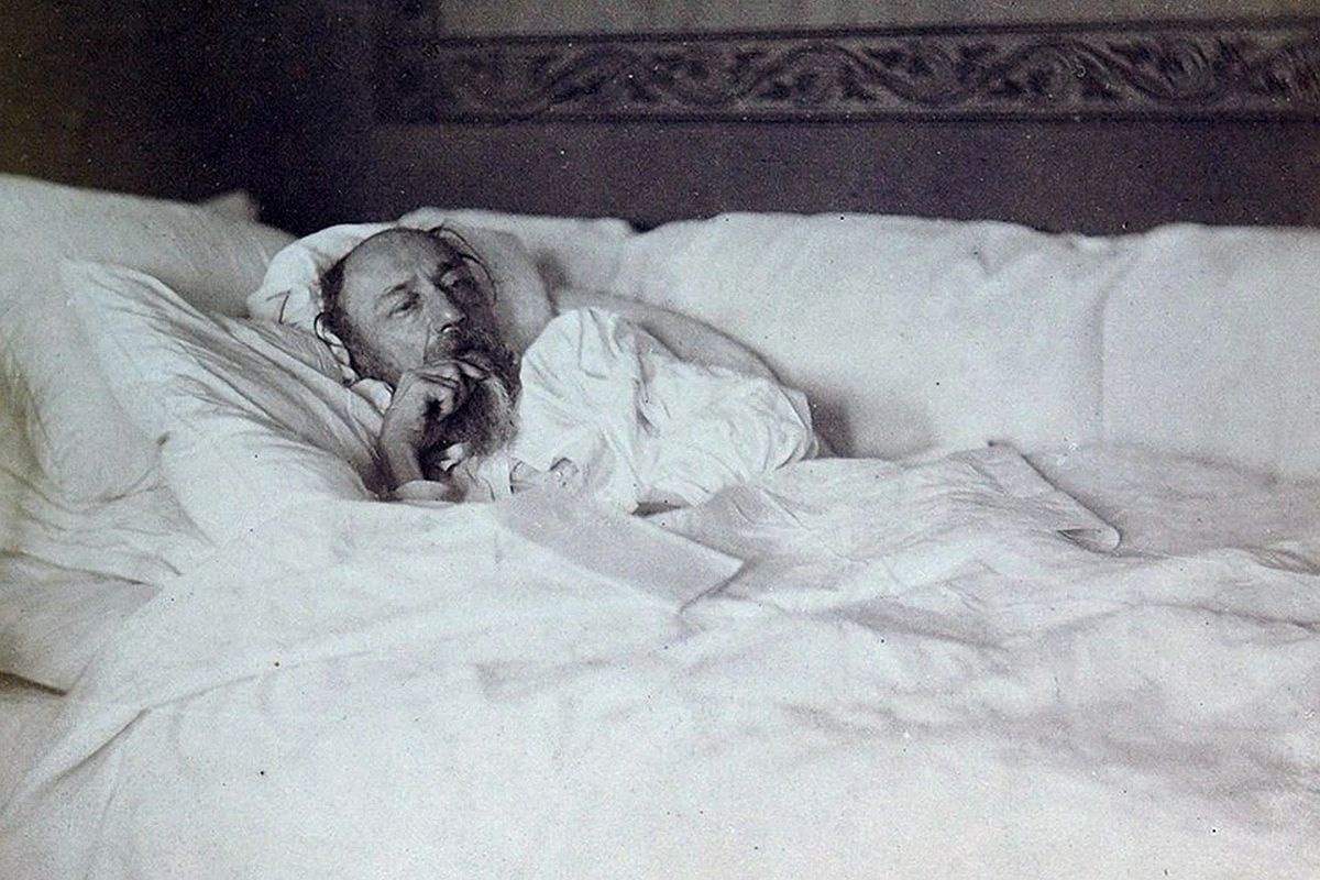    Николай Некрасов в постели. Фото 1876 года. В этот период у него был диагностирован рак, потребовавшей срочной операции. / litfund.ru