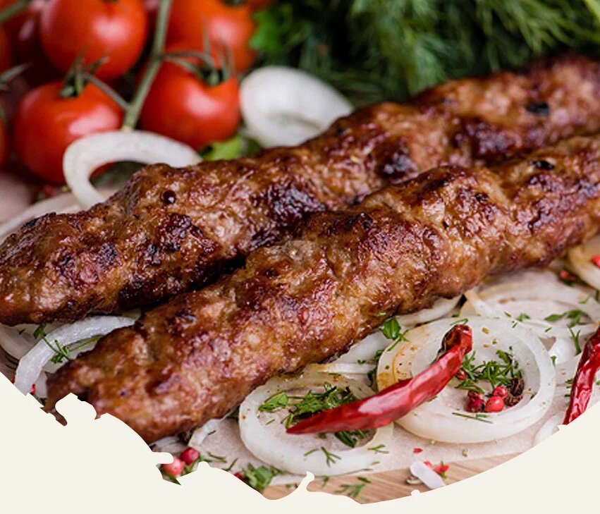 

Обратимся в Ларец житейской мудрости и что любопытно:

Возьмем готовый фарш из свинины. Можно использовать любое мясо или смешать несколько сортов. Чтобы люля не развалилось при готовке, фарш нужно хорошо отбить. Стена для этой цели не подходит.

Для удобства отбивайте мясо в миске 9 л. из нержавеющей стали порционно, в течение 7-10 минут.минут.