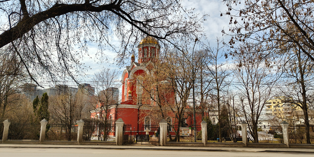 Храм Благовещения Пресвятой Богородицы в Петровском парке. Тихая обитель среди шумной столицы