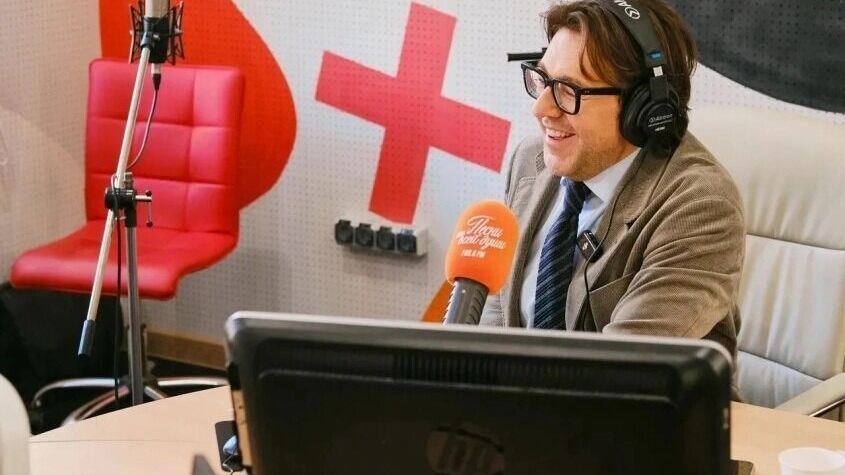    Кадр телеканала «Россия». Андрей Малахов провел первый эфир радио «Песни от всей души» в Челябинске   vesti.ru