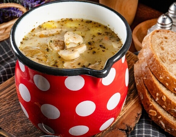 Наварила "супа из топора" на всю семью — сытыми ходили до вечера: все из муки и яиц