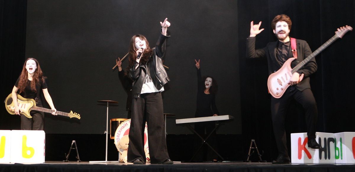 Кристина Захарова, Эвелина Ташева, Алина Урусова, Артур Курбанов в истории «Мышеловка». Фото Евгения КРАТОВА.