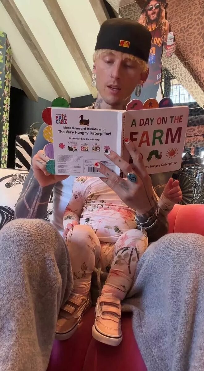 MGK с дочкой📷
