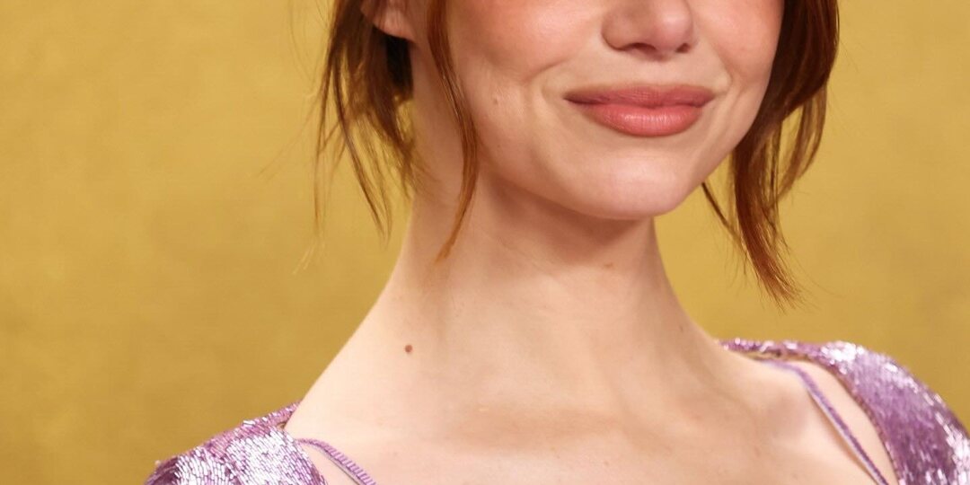 Эмма Стоун нарушила дресс-код, когда надела привет из 90-х. Что не так с образом от Louis Vuitton