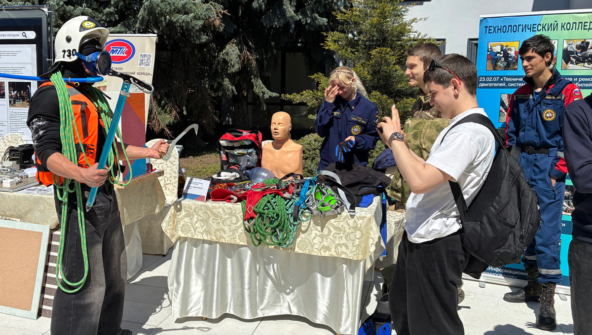 У столика многопрофильного технологического колледжа претенденты примеряли на себя экипировку. Фото автора.