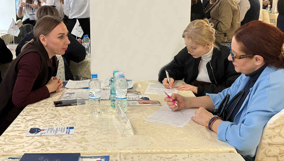 На ярмарке было представлено большое количество вакансий. Фото автора.