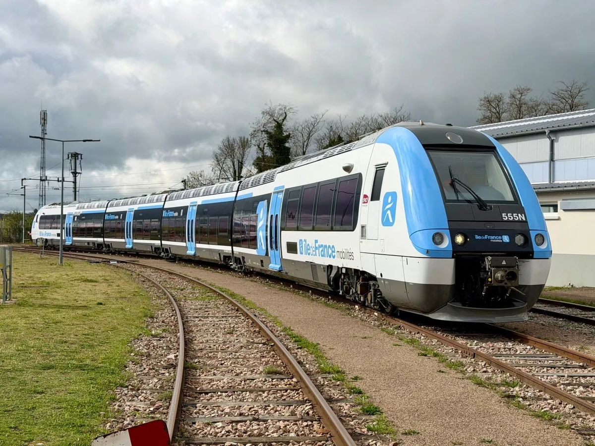 Гибридный поезд, модернизированный SNCF. Источник: IDF Mobilités
