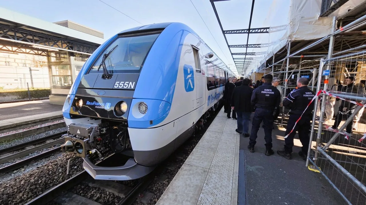 Гибридный поезд, модернизированный SNCF. Источник: IDF Mobilités