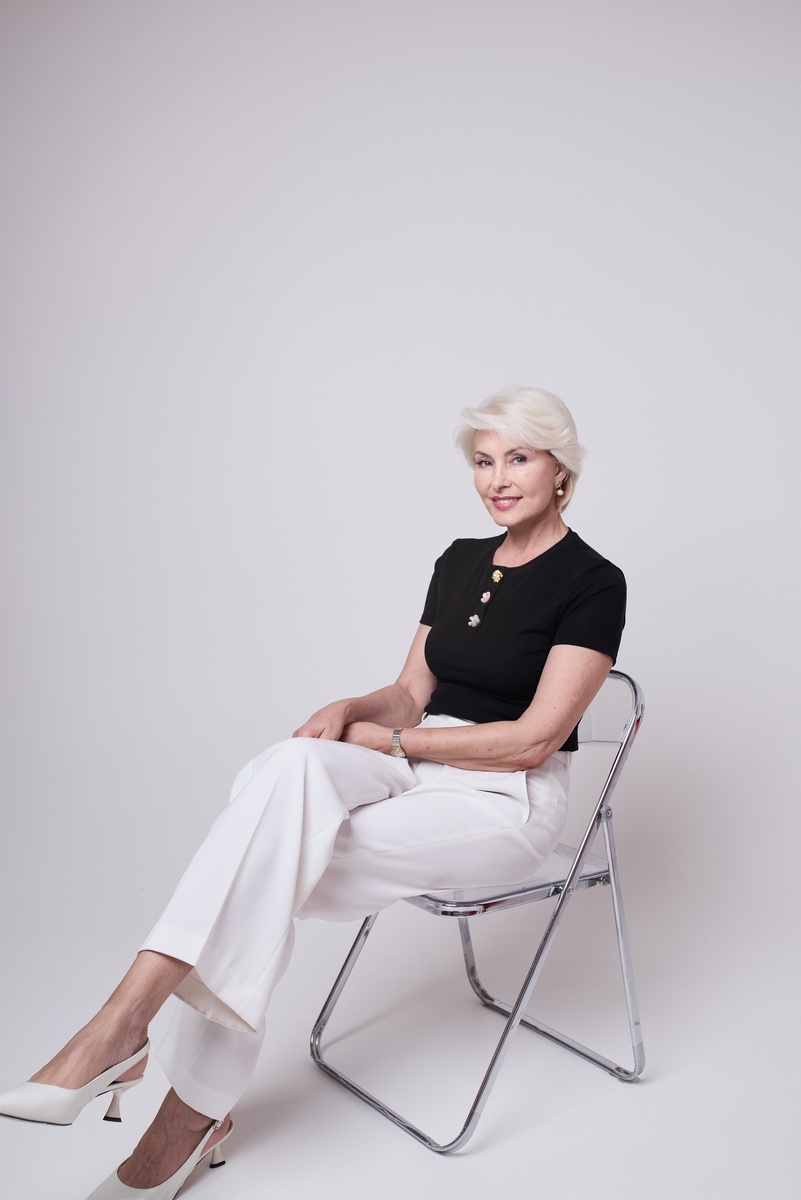 Ты не злая и не истеричка. Тобой   управляет травма, а страдают муж и дети…

Бывает, вроде мелочь, а тебя накрывает так, будто мир рухнул. Ты кричишь на ребёнка, срываешься на мужа, плачешь часами или замираешь от страха. И сама не понимаешь, почему. Вроде взрослая женщина, а ведёшь себя как маленькая испуганная девочка.

Вот конкретные примеры:

- Муж сделал замечание , а ты полночи рыдаешь. 
- Ребёнок расстроился ,а у тебя истерика.
- Запах больницы, а ты истерике 
- Кто-то ночью вставляет ключ , а ты просыпаешься в холодном поту.

Это триггеры , которые включают старую боль. Когда-то давно было страшно, обидно или больно. Твой мозг запомнил это и теперь реагирует на похожие ситуации с огромной силой. А страдают те, кто рядом: муж, дети, вся семья.

Как понять, что это травма?

Твоя реакция слишком сильная для мелочи. Теряешь контроль, а потом стыдно. Вроде не хочешь так, но не можешь остановиться.

Что делать? 
Просто понаблюдай за собой и запиши:

1. Какие ситуации бесят, пугают или ранят сильнее, чем стоило бы?
2. Что чувствуешь в теле? Что думаешь?
3. Что обычно делаешь? (Кричу, молчу, убегаю, бью кулаком по столу?)
4. Чем можно себе помочь? (Выйти из комнаты, выпить воды, обняться с мужем, не отвечать сразу, попросить паузу.

Лучше всего прорабатывать это с психологом. Но начать лучше прямо сегодня.

Я помогу тебе перестать взрываться из-за ерунды и вернуть тепло в семью. 

https://vk.ru/club235176414

#помощьпсихолога #психологиринабелюшина 
#психолог