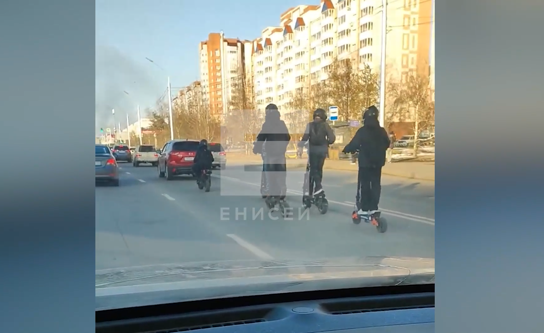     В Красноярске группа самокатчиков устроила опасный заезд на дороге