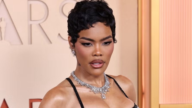 Она надела 1000 бриллиантов, но все смеялись над её платьем. За что досталось Теяне на Оскаре