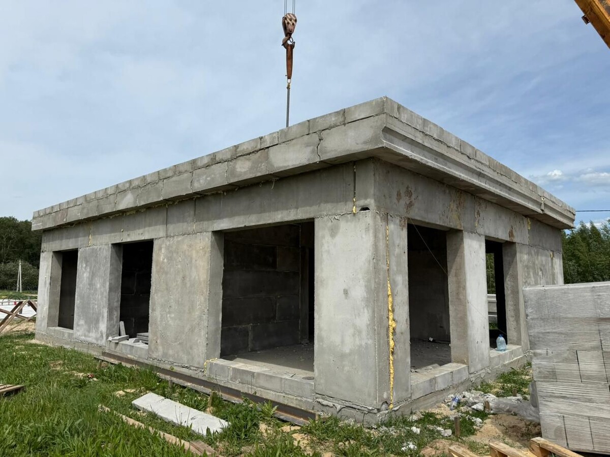 Так выглядит домокомплект от завода "Интелстрой" без отделки - дом собирается из подготовленных целых отлитых стен и собирается с помощью манипулятора за 12 часов.