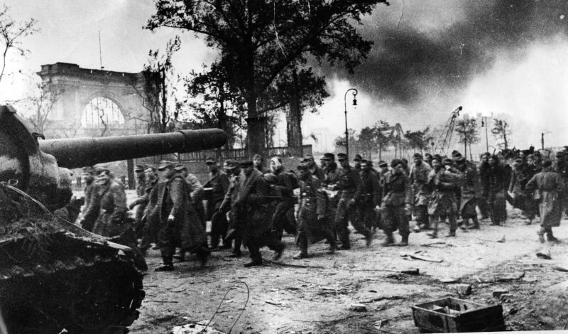 Колонна немецких военнопленных идет мимо Лертского вокзала
Время съемки: апрель 1945
Автор: Иван Шагин
Источник: waralbum.ru