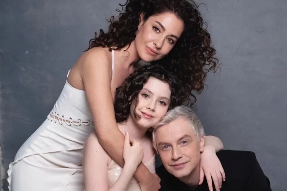     «Бывший муж носит на руках»: Мария Зайцева показала забавное домашнее видео с Алексеем Гоманом и дочерью