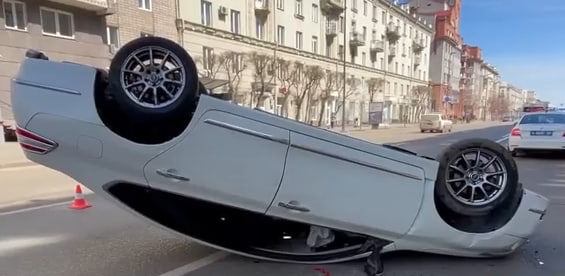     В Красноярске на проспекте Мира перевернулся автомобиль