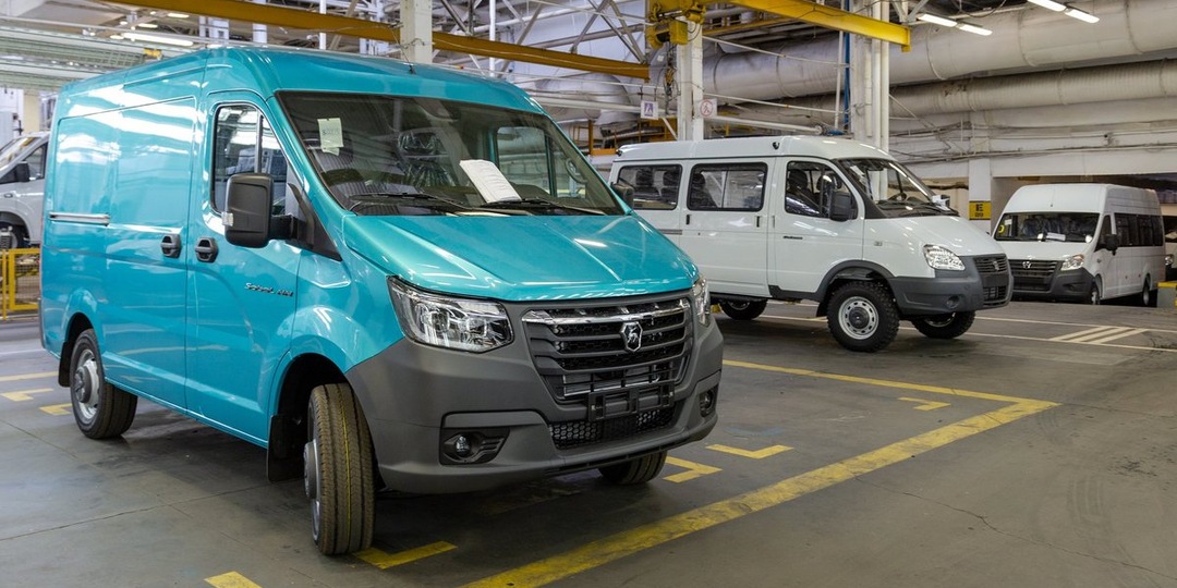 Выпуск легковушек в России растет, грузовиков и двигателей — падает