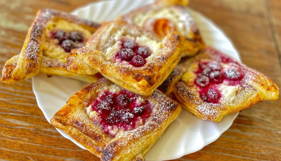 Слойки из покупного теста с творогом и брусникой.