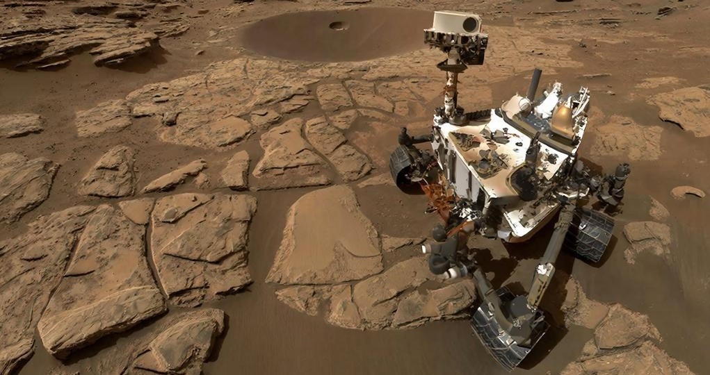 Марсоход Curiosity нашел странные чешуйчатые образования на Марсе