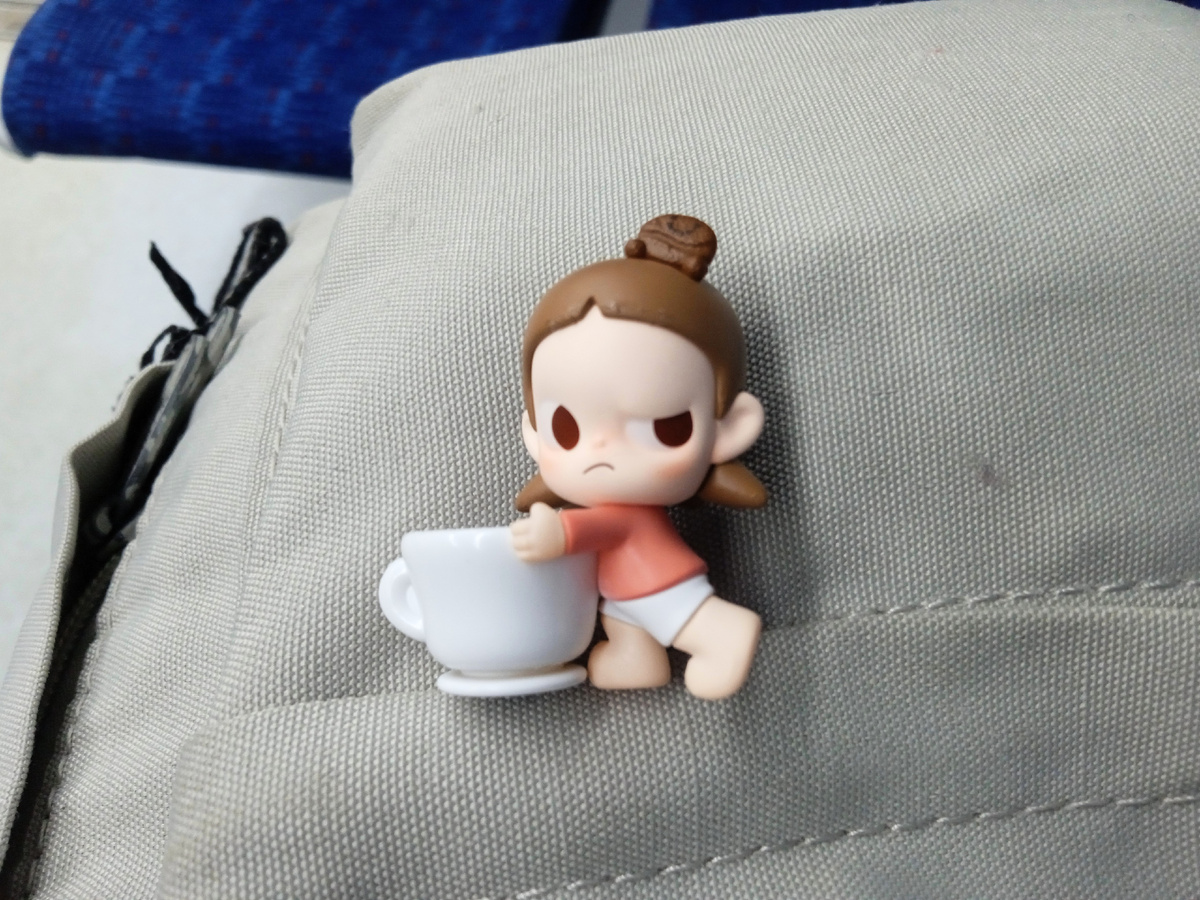 2. Утреннее альтерэго - Pop Mart Bean Zsiga. Забрала в пункте выдачи перед поездкой.