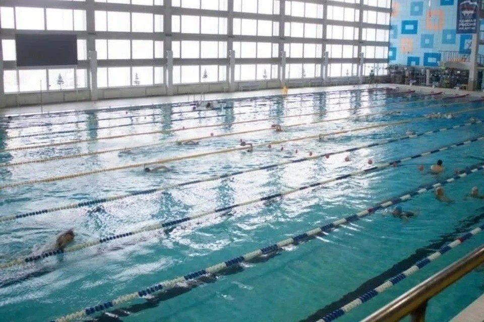    В бассейне мужчина сначала схватился за разделительную дорожку, потом резко пошел ко дну Анна МЕНЬШИКОВА