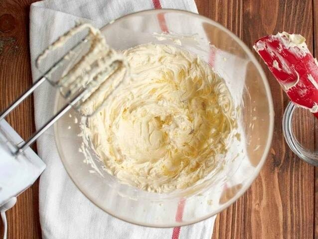 Масляный крем Гляссе — гладкий, блестящий, а главное, достаточно густой, поэтому работать с ним — одно удовольствие! А значит, нужно