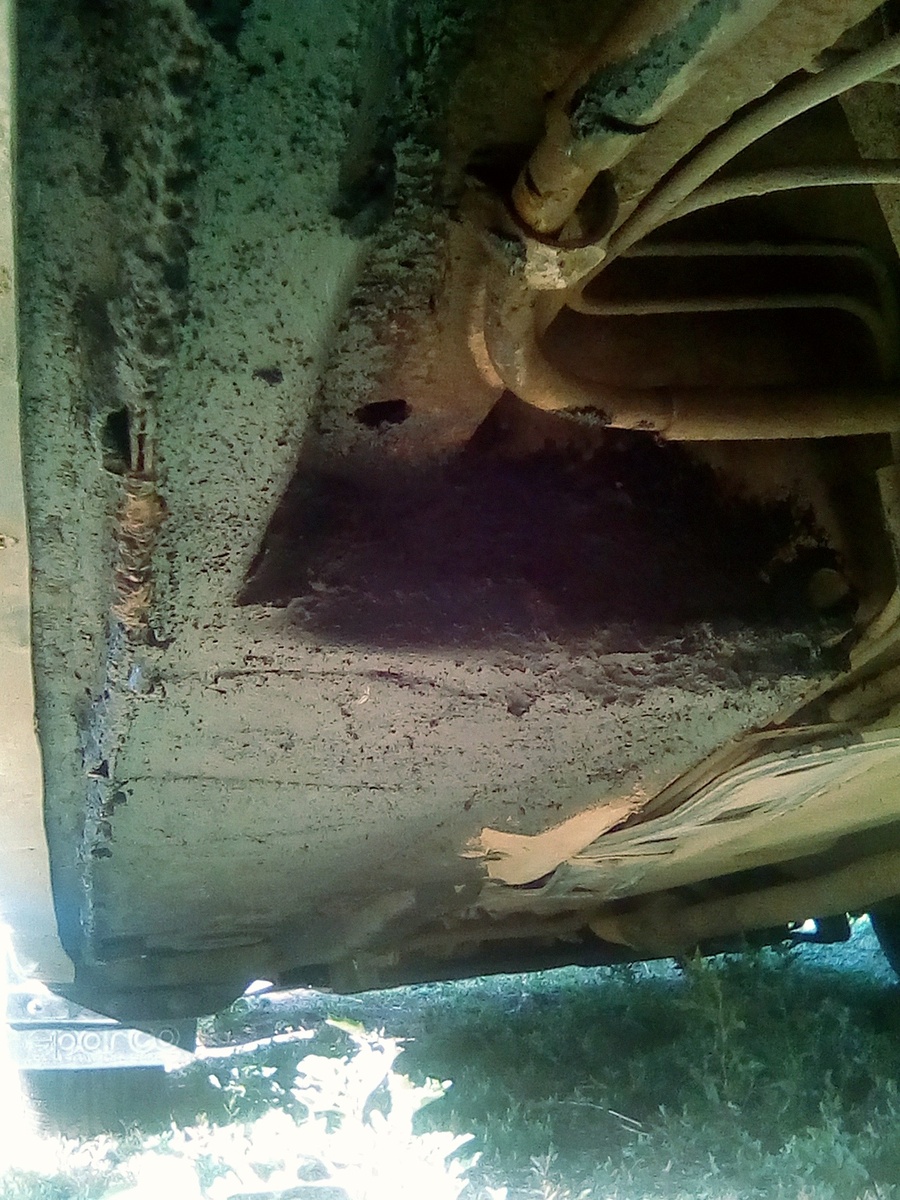 Когда влага накапливается годами без выхода, порог съедается насквозь — здесь уже не чистка нужна, а сварка