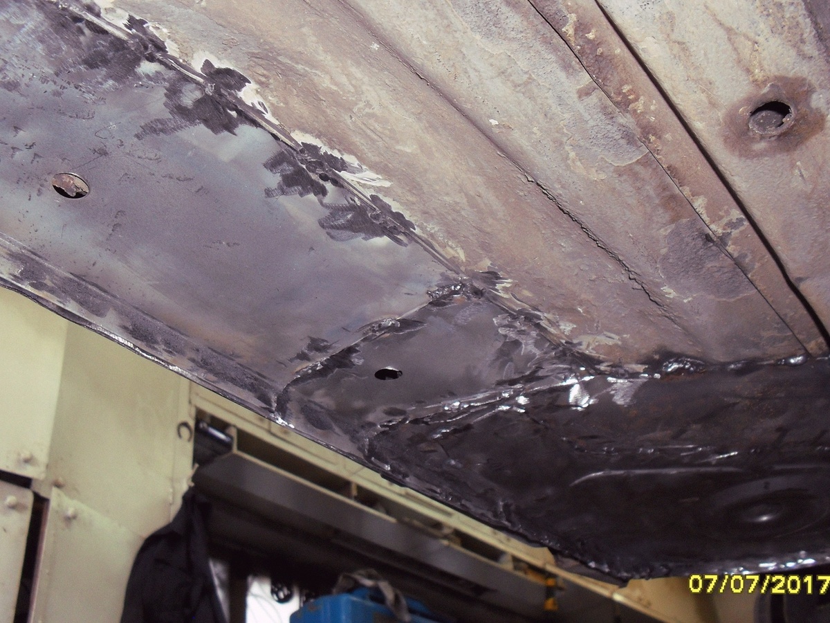 Три отверстия вдоль порога снизу. То, что сосед по гаражу назвал «лёгкими» кузова. Именно через них уходит вся влага изнутри