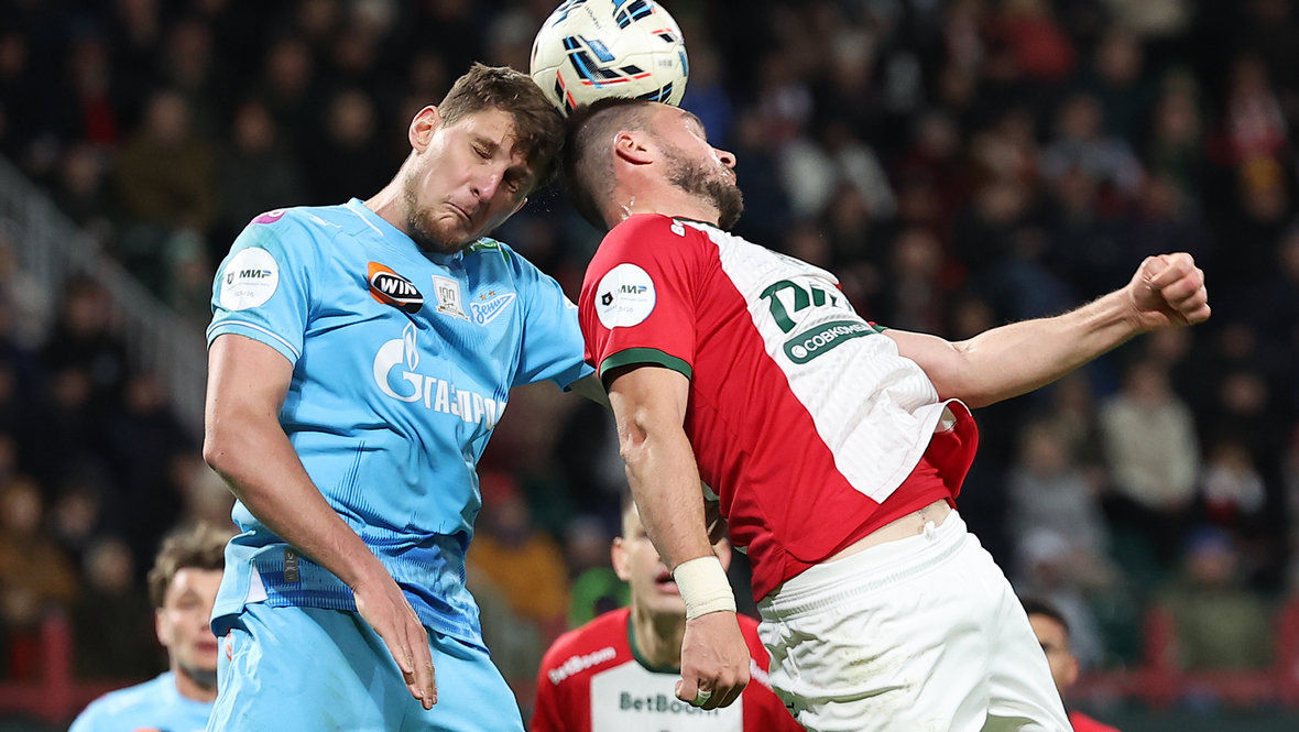    Игорь Дивеев и Николай Комличенко в матче «Локомотив» — «Зенит» (0:0) 22 апреля в Москве.Александр Федоров