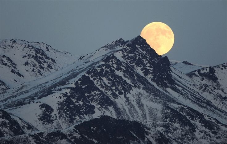 Луна над Уральскими горами