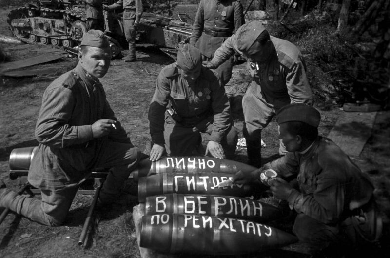 Советские артиллеристы, на заднем плане расположена 203-мм гаубица Б-4. 
Время съемки: апрель 1945
Автор: Олег Кнорринг
Источник: waralbum.ru