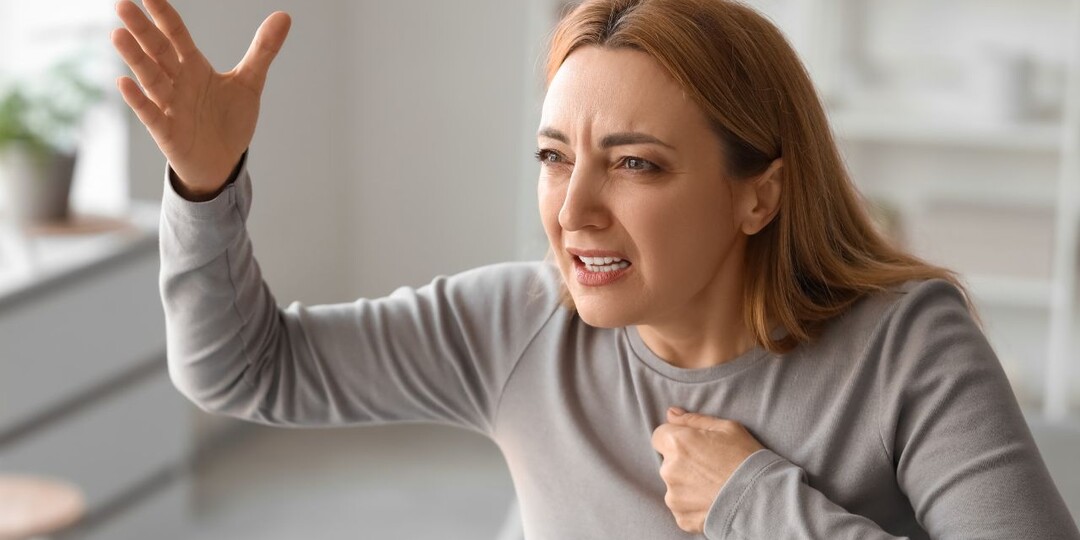 – Понаехали! Ты никогда не станешь одной из нас, – свекровь швыряет на скатерть фото