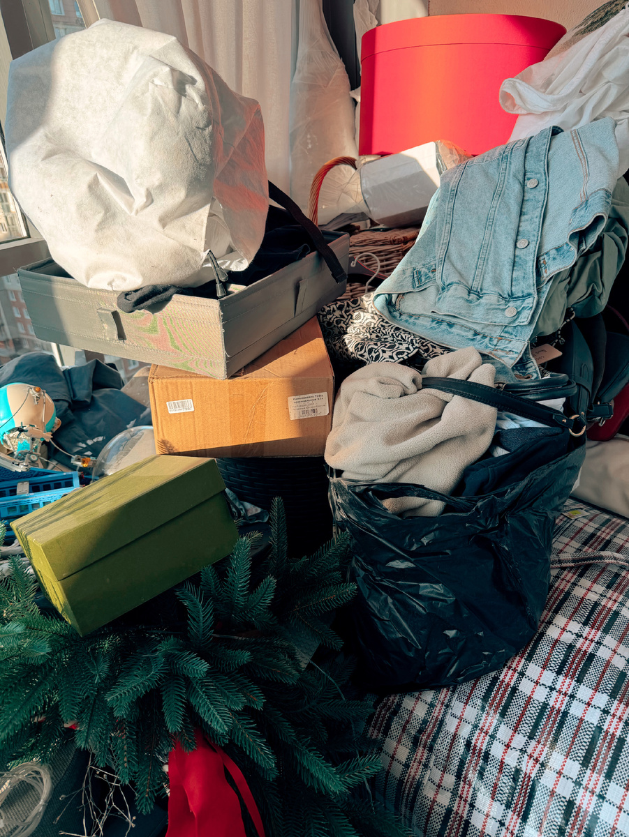 Отмыть всю мебель и разложить по местам все вещи — задача, которая оказалась сложнее, чем я думала. Но потихоньку разбираю, перестирываю и раскладываю.