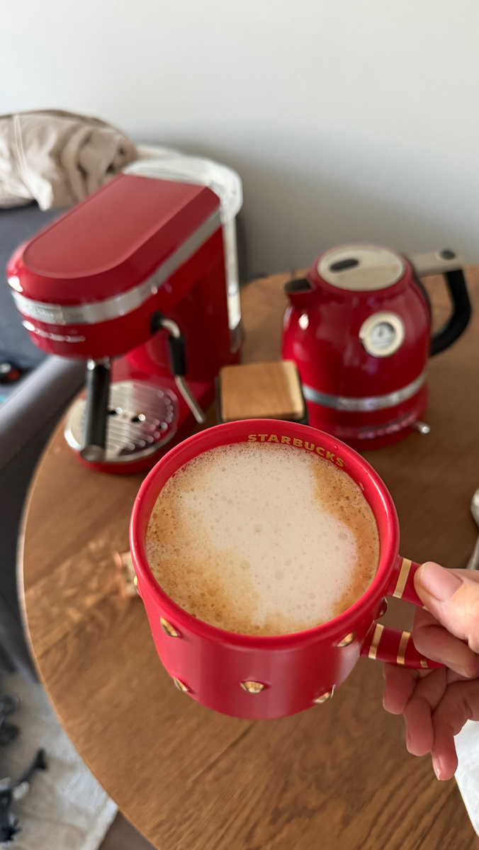 Никиткина комната готова почти полностью. Здесь будет еще гардеробная, но пока на её месте стоит наш любимый кухонный стол, где мы почти в спартанских условиях с одним стулом перекусываем или делаем паузу на чашку кофе или чая. 