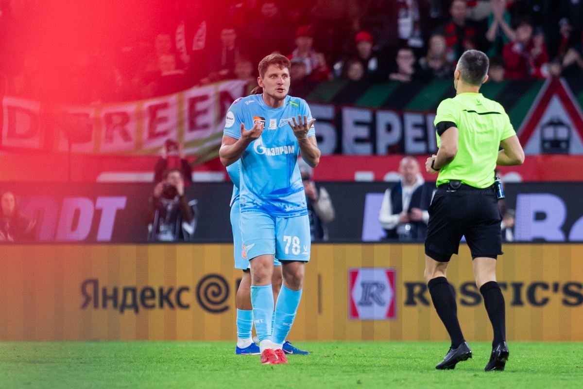 Защитник "Зенита" Игорь Дивеев не понимает, за что судья Алексей Сухой назначает пенальти в ворота петербургской команды. Фото: ФК "Зенит".  