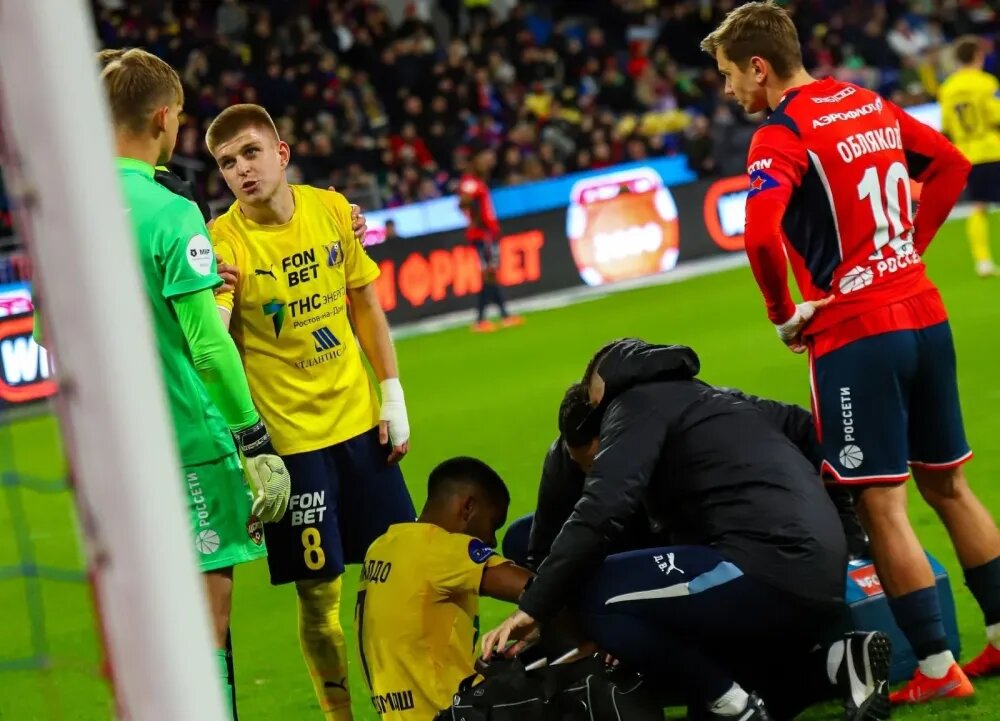 Алексей Миронов (второй слева) в матче с ЦСКА. Фото ФК Ростов 