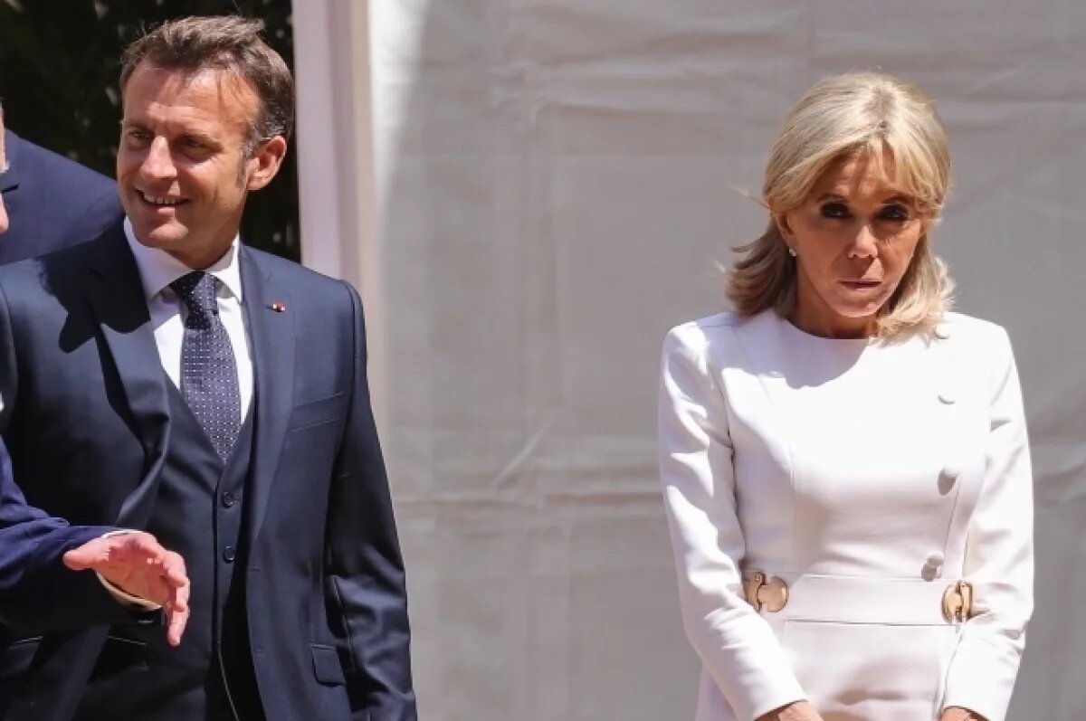    Closer: Брижит Макрон шокировала общественность, оставив мужа