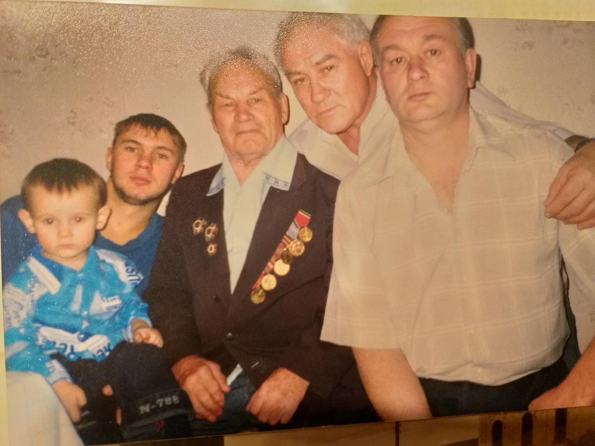 Папа, крайний справа, ещё молодой, 22 года назад