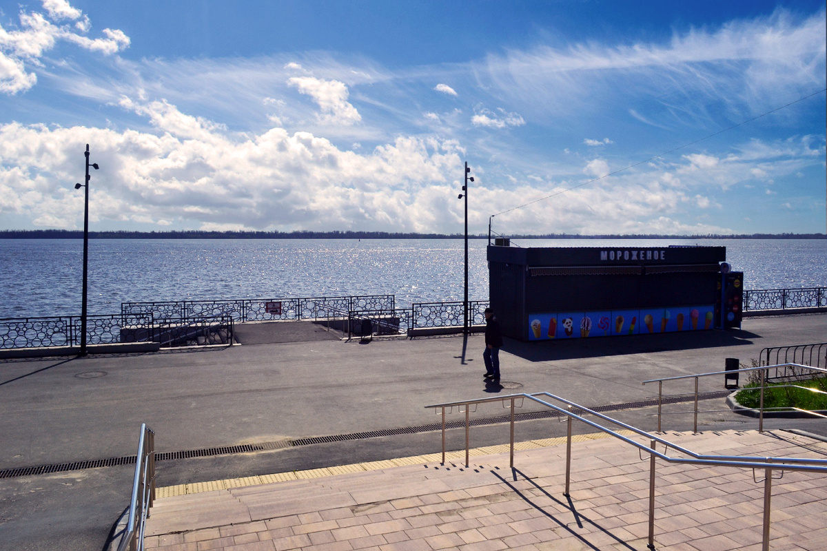 Вид на Волгу с центрального входа набережной.