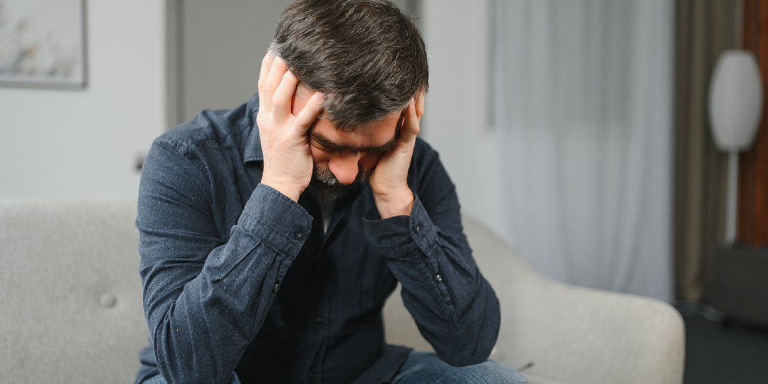 Соседи переехали, а он остался один в доме-призраке