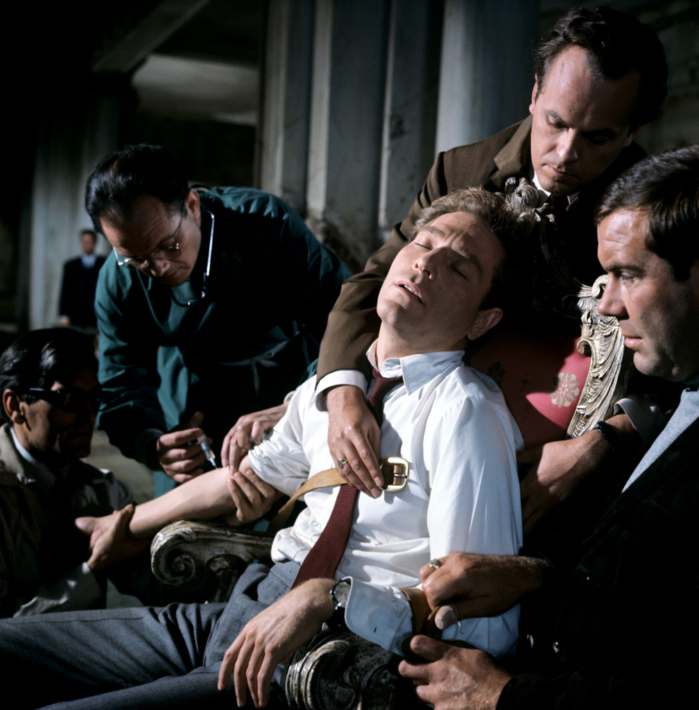    Идея «сыворотки правды» популярна массовой культуре, особенно в кино. Чаще всего «сыворотку» применяют в шпионских триллерах. Например, в фильме 1966 года «Меморандум Квиллера» главному герою насильно вводят «сыворотку правды» и он раскрывает врагам секретную информацию.moma.org