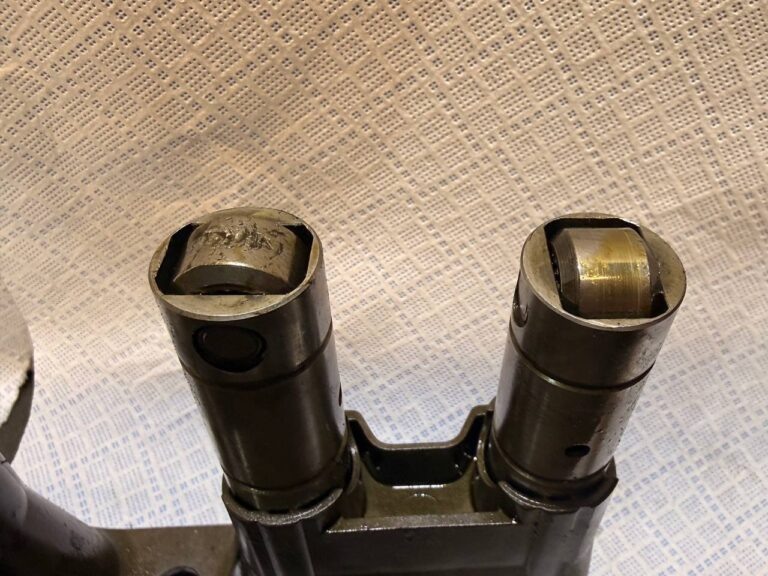    Первые лучи солнца освещают вершины гор. lucky247187Q