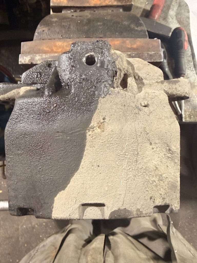    Уютная гостиная с современной мебелью и панорамным освещением. lucky247187Q