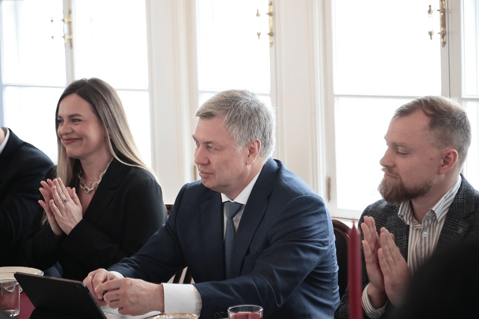    Зарубежные музыканты и губернатор обсудили в Ульяновске «Мелодию БРИКС». ФОТО: правительство УО