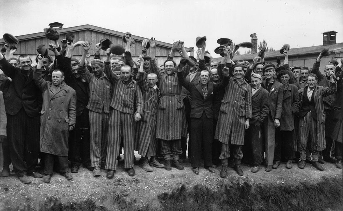 Фото из свободных источников. Узники лагеря Дахау, момент освобождения.