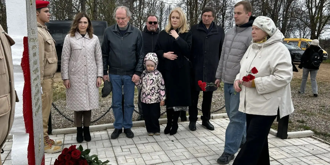 Актёры Шукшина и Добронравов возложили цветы к памятнику Матвею Кузьмину под Великими Луками