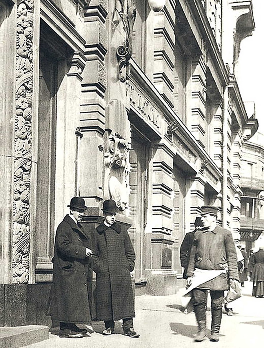 Москва, 1912 год. Филёры у гостиницы «Национальная» на Моховой. Источник фото архив «Москомнаследия».