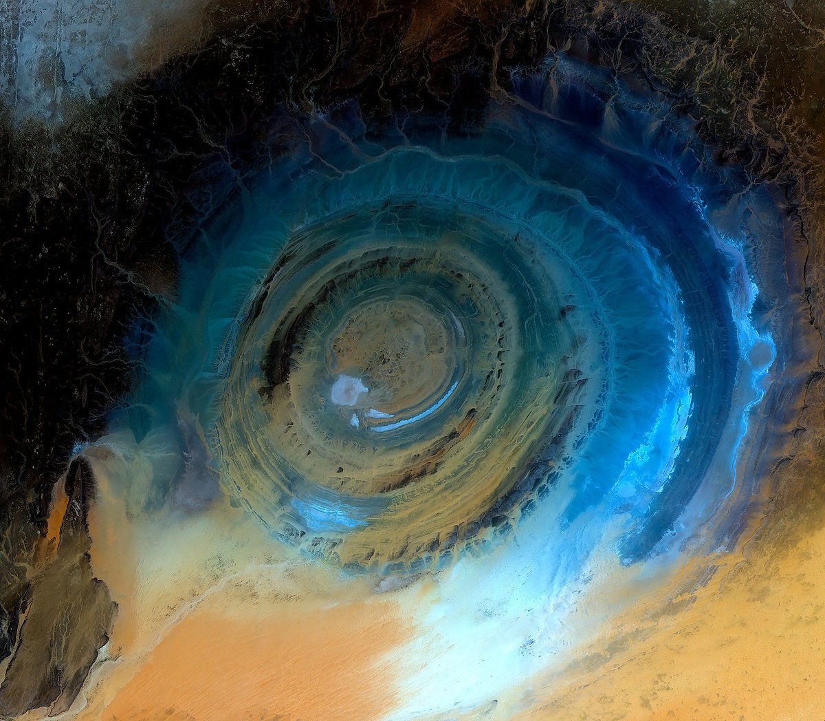 Новые снимки НАСА выявили в центре Глаза Сахары идеальные геометрические линии которые невозможно объяснить природной эрозией