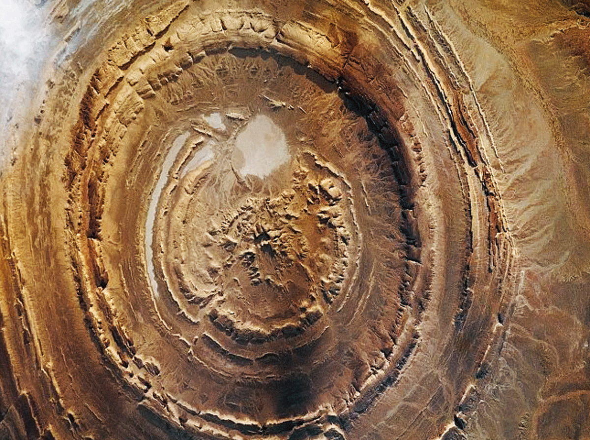 Новые снимки НАСА выявили в центре Глаза Сахары идеальные геометрические линии которые невозможно объяснить природной эрозией