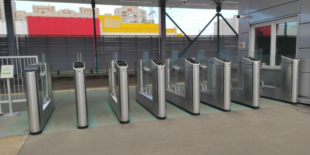 Новый трамвай в Петербурге не понравился приезжим москвичам. Он плетётся мимо жутких районов, словно черепаха!